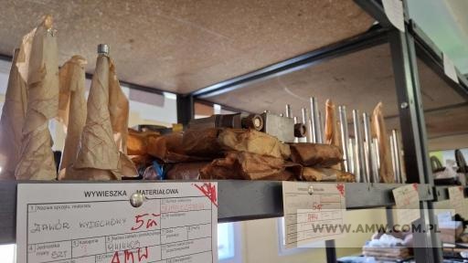 Części samochodowe (AUTOSAN, KAMAZ, UAZ) - pakiet zawierający 149 poz. asort. (wg oddzielnego wykazu), w tym m.in.: czujniki, drzwi prawe, głowica cylindrów, krzyżaki wału napędowego, mechanizm kierowniczy oraz różnicowy, pierścienie, pompa wody, półosie, resory tylne, skrzynia odbioru mocy, tarcze dociskowe sprzęgła, uszczelki, wały napędowe, zawory, zestawy panewek, zwrotnica osi przedniej itp. 